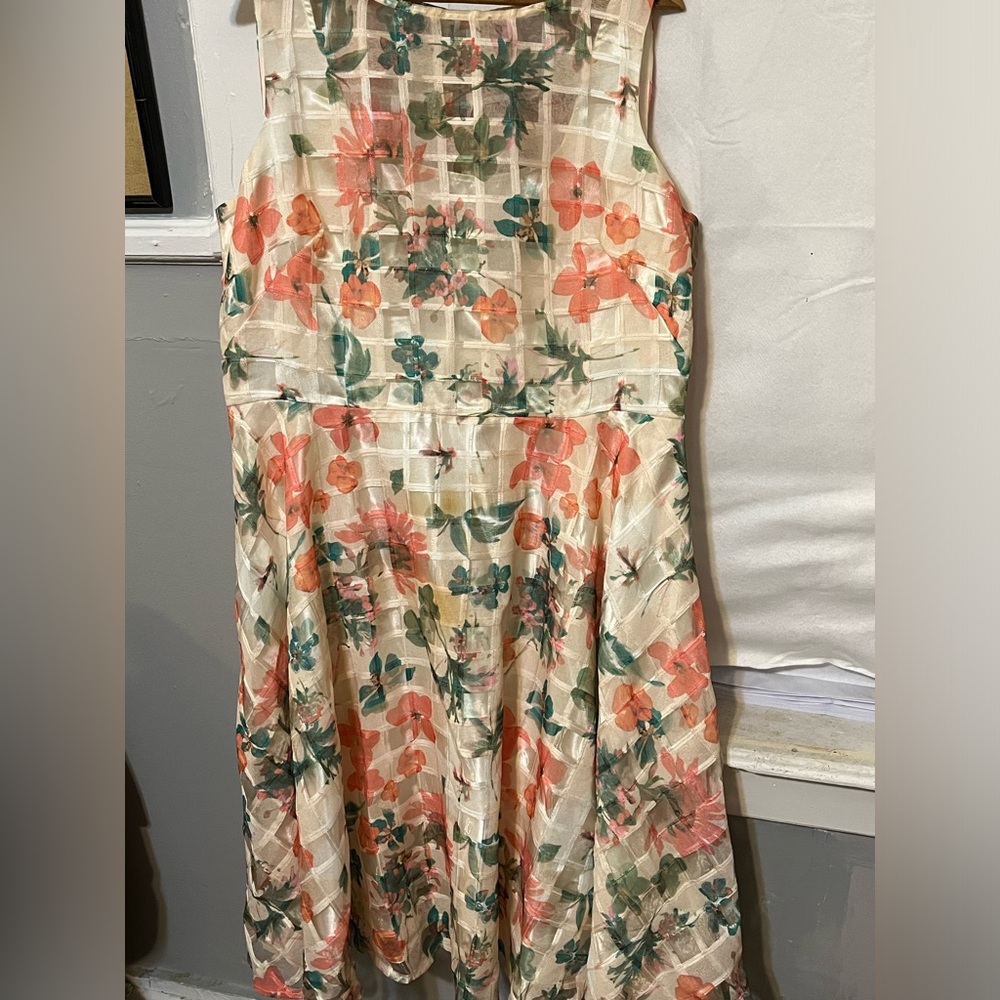 Vintage size 18 coral flower dress. Vintage size arm pit to arm pit is 21.5 in